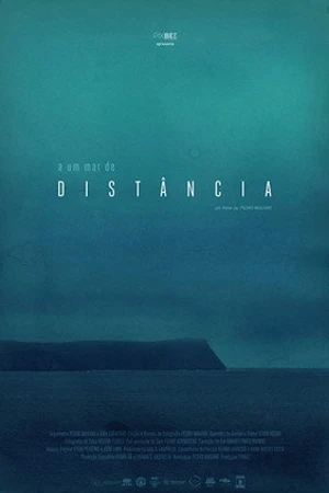 Постер к фильму A um mar de distância (2016)