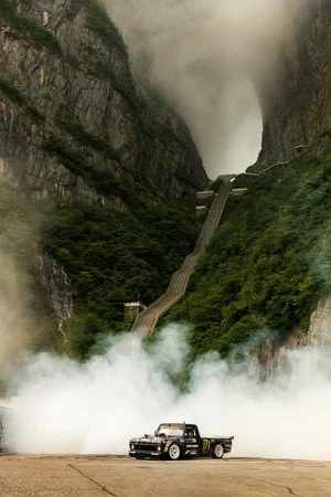 Постер к фильму Climbkhana Two: Tianmen Mountain (2019)