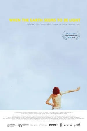 Постер к фильму Когда земля кажется лёгкой (2015)