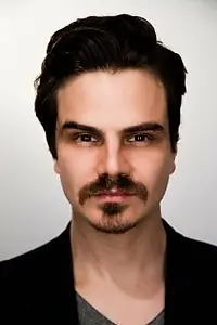 Актёр Янг Миллер — фото персоны