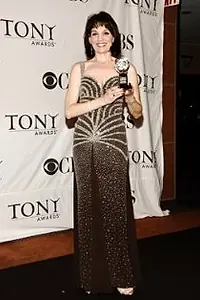 Актриса Beth Leavel — фото персоны