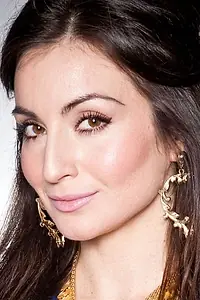 Актриса Roxy Shahidi — фото персоны