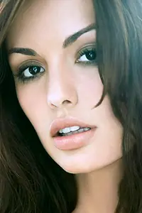Актриса Кэролайн де Соуза Корреа — фото персоны