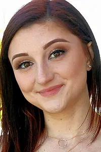 Актриса Hailey Little — фото персоны