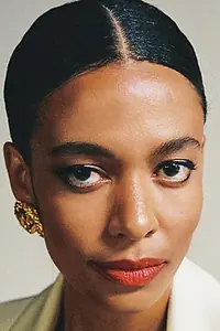 Актриса Aurora James — фото персоны