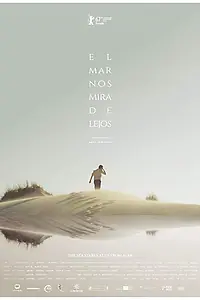 Главный постер фильма «Море смотрит на нас издалека (2017)»