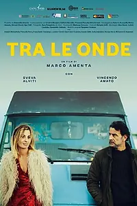 Постер к фильму «Tra le onde (2021)»