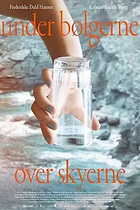 Постер к фильму «Under bølgerne, over skyerne (2019)»