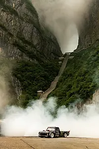 Главный постер фильма «Climbkhana Two: Tianmen Mountain (2019)»