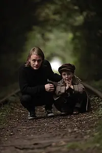 Главный постер фильма «Krigen der splittede min familie (2020)»