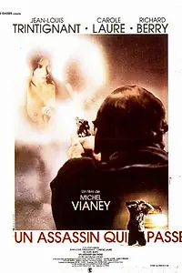 Главный постер фильма «Убийца, который проходит (1981)»