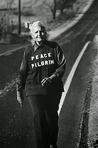 Главный постер фильма «Peace Pilgrim: An American Sage Who Walked Her Talk (2002)»