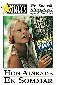Главный постер фильма «Она любит лето (1977)»