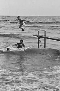 Постер к фильму «Baignade en mer (1895)»