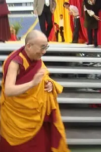 Главный постер фильма «Kommt ein Gott auf Besuch... Der Dalai Lama in Frankfurt (2009)»