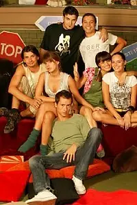 Постер к сериалу «Cu un pas inainte (2007)»