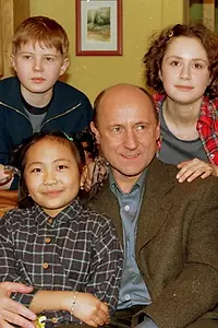 Главный постер сериала «Суррогатная семья (1999 - 2004)»