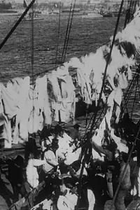 Главный постер фильма «На борту «Грозного»: Развешивание белья (1898)»