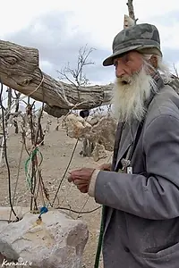 Постер к фильму «Piremard va bagh-e sangi'ash (2004)»