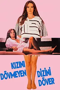 Главный постер фильма «Kizini Dövmeyen Dizini Döver (1977)»