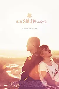 Постер к фильму «Når solen skinner (2016)»
