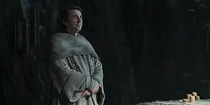 Фил Дэниелс — роль Maester Gerardys в сериале «Дом Дракона», кадр #1