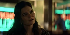 Caitlin Jones (актриса Бетси Брандт) — кадр #3 из сериала «Родственные души»