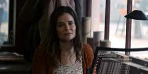 Caitlin Jones (актриса Бетси Брандт) — кадр #2 из сериала «Родственные души»