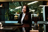 Кадр из фильма «Бугония (2025)» — (14 из 218)