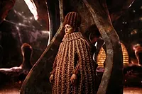 Кадр из фильма «Бугония (2025)» — (48 из 218)