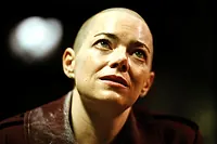 Кадр из фильма «Бугония (2025)» — (38 из 218)