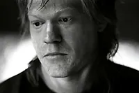 Кадр из фильма «Бугония (2025)» — (19 из 218)