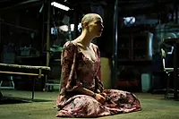 Кадр из фильма «Бугония (2025)» — (41 из 218)