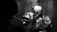 Билл Скарсгард — роль Pennywise в сериале «Оно: Добро пожаловать в Дерри», кадр #7