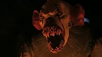 Билл Скарсгард — роль Pennywise в сериале «Оно: Добро пожаловать в Дерри», кадр #8