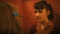 Клара Стэк — роль Lilly Bainbridge в сериале «Оно: Добро пожаловать в Дерри», кадр #7
