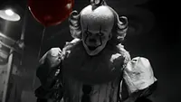 Билл Скарсгард — роль Pennywise в сериале «Оно: Добро пожаловать в Дерри», кадр #3