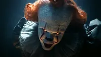 Билл Скарсгард — роль Pennywise в сериале «Оно: Добро пожаловать в Дерри», кадр #1