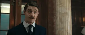 Mycroft Holmes (актёр Макс Айронс) — кадр #2 из сериала «Молодой Шерлок»