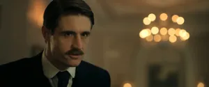Mycroft Holmes (актёр Макс Айронс) — кадр #4 из сериала «Молодой Шерлок»