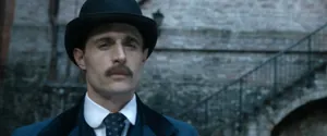 Mycroft Holmes (актёр Макс Айронс) — кадр #3 из сериала «Молодой Шерлок»