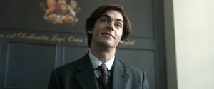 Sherlock Holmes (актёр Хиро Файнс Тиффин) — кадр #5 из сериала «Молодой Шерлок»