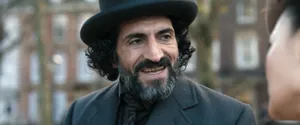 Esad Kasgarli (актёр Нуман Аджар) — кадр #1 из сериала «Молодой Шерлок»