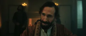 Silas Holmes (актёр Джозеф Файнс) — кадр #2 из сериала «Молодой Шерлок»