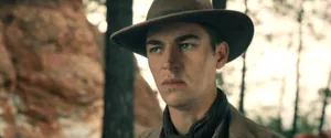 Sherlock Holmes (актёр Хиро Файнс Тиффин) — кадр #4 из сериала «Молодой Шерлок»