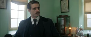 Mycroft Holmes (актёр Макс Айронс) — кадр #5 из сериала «Молодой Шерлок»