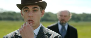 Sherlock Holmes (актёр Хиро Файнс Тиффин) — кадр #1 из сериала «Молодой Шерлок»
