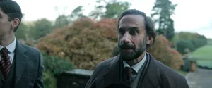 Silas Holmes (актёр Джозеф Файнс) — кадр #3 из сериала «Молодой Шерлок»