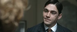 Sherlock Holmes (актёр Хиро Файнс Тиффин) — кадр #3 из сериала «Молодой Шерлок»
