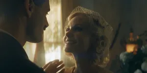 Diana Mitford (актриса Джоэнна Вандерхам) — кадр #5 из сериала «Возмутительные»